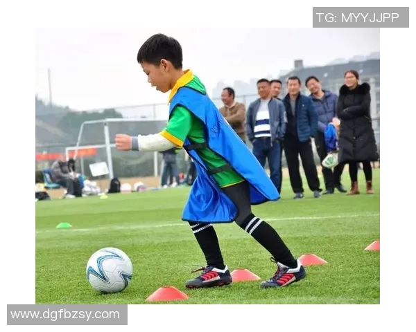 足球表弟的梦想与成长之路在绿茵场上的拼搏与坚持